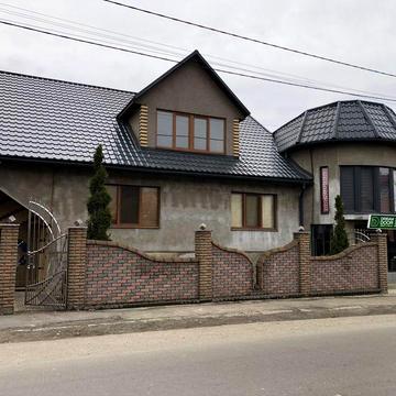 Будинок вартий уваги в центрі села Нересниця