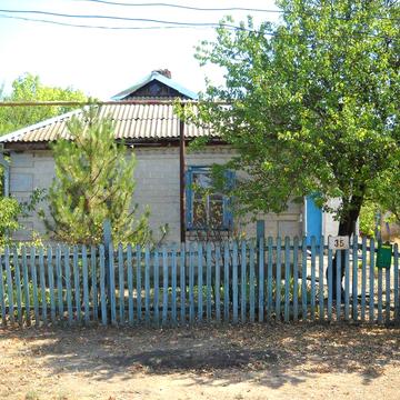 продам будинок в центрі селища Петрове вул. О.Лисенка 35 (можливо під офіс чи сонячні панелі)