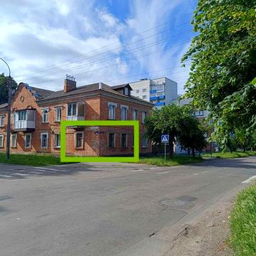 Продається комуналка 30,2кв.м перший поверх, центр міста з фасадом на вул. Грушевського-Костельну, можливо під комерцію