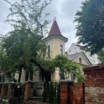 Здається квартира в особняку