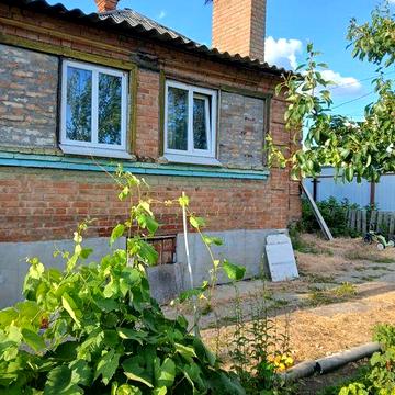 Продається пів будинку