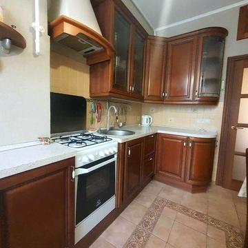 Продам 2-х комнатную  квартиру  с гаражом в центре. Софиевская. Сталинка.