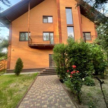 Новий будинок для сімʼї в центрі міста