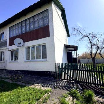 Продаж двохповерхової квартири з власною ділянкою в центрі с. Яблунівка