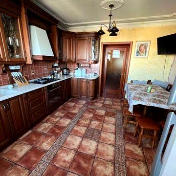 Простора 4-кімнатна квартира з якісним ремонтом для великої родини.