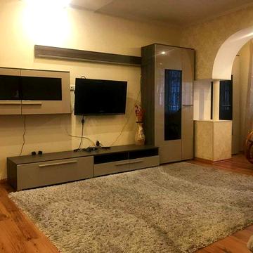Продаж 2кк квартири в центрі міста . Автономне опалення. Роздільні кімнати . Власний дворик та паркомісце .Затишно. зелено