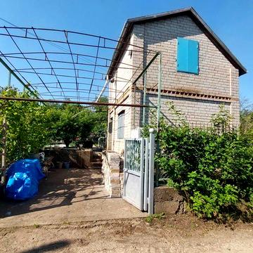 Продається дачний будинок разом із земельною ділянкою