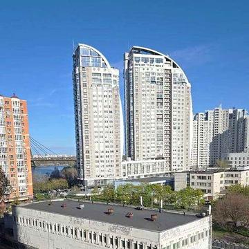 Здається 1к. Квартира з панорамними вікнами та видом на Дніпро зі спальні та вітальні.
