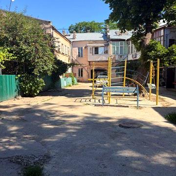 Срочно продам 3-х ком. квартиру в Центре. Дворик.