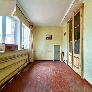 3 Кімнатна. Частина-Будинку В Центрі.