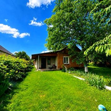 В продажу окремий цегляний будинок з великою земельною ділянкою!
