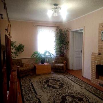 Продається трикімнатна квартира (пів будинку) в  м. Ромни