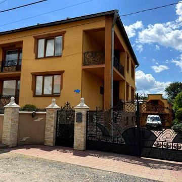 Продаж будинку під Хустом.