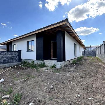 Продам двоян з міськими комунікаціями та газом поруч Кінзи