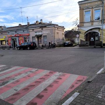 Підзамче вул., 10