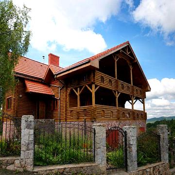 Продаємо великий   будинок в Карпатах  в Східниці  підійде як для проживаня  родини чи орендного бізнесу