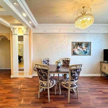 Велика 3-кімнатна квартира в «сталінці» біля метро Голосіївська (5 хв пішки)