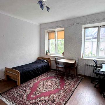 Гостинка у метро Хололная гора