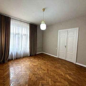 Продаж 3-кімнатної в Центр ( Театральна площа )