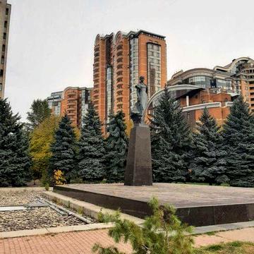 Печерськ, вул. Старонаводницька, 4-В. 4-х кімнатна квартира. Спецпроект 2004 року Паркінг у подарунок! в будинку генератор на ліфт, воду та опалення