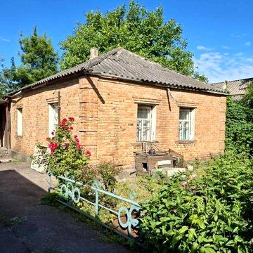 Продаж цегляного будинку з ділянкою та госп. спорудами. Центр