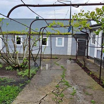 Доглянутий будинок у Корсунцях з ділянкою 18 соток