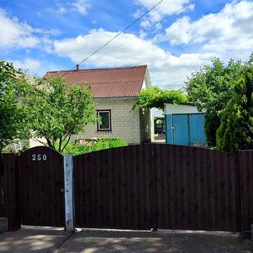 Будинок та земельна ділянка