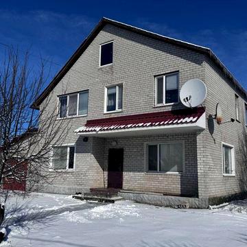Продається  будинок з земельною ділянкою з господарськими спорудами та садом від власника   біля річки  Оріль до Дніпра близько 80 км.  у Царичанці