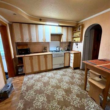 Продаж частини будинку з наражем в Центрі ( поряд з Радоном)