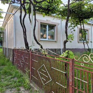 Будинок та земельна ділянка