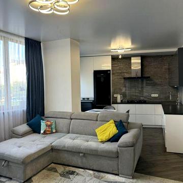 Оренда дизайнерської 2 кімнатної квартири з терасою, на якій облаштована зона барбекю в зеленій зоні міста.
