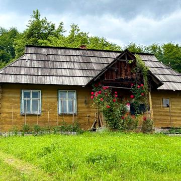 Продам стародавню хату на розбір !