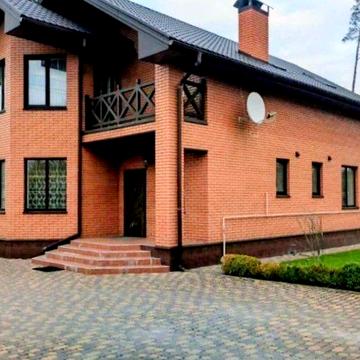 Будинок з газом і гаражем Є генератор