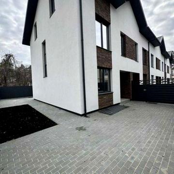 БЕЗ КОМІСІЇ, кутовий таун, в центральній частині Ірпеня