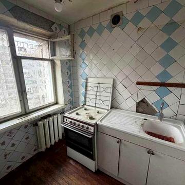 Продам 2 комн. квартиру на Титова.