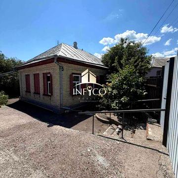 Продаж будинку біля "Білого Лотоса"