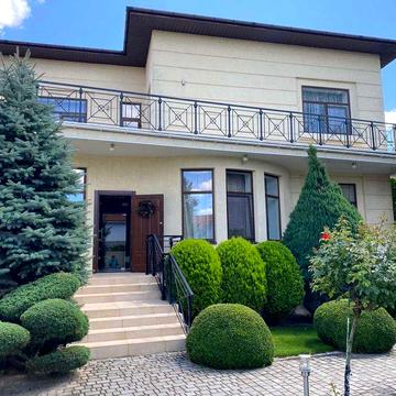 Продається чудовий будинок в Совіньйоні.