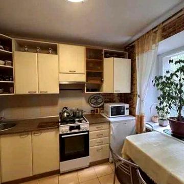 Продам двокімнатну квартиру, цегляний будинок