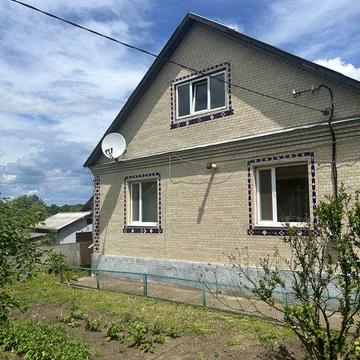 Продається цегляний житловий будинок у хорошому місці.