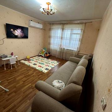 Продам трехкомнатную квартиру в центре города Лозовая