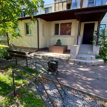 Продам квартиру + комерційне приміщення