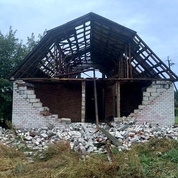 Продам пошкодженний недобудований будинок.