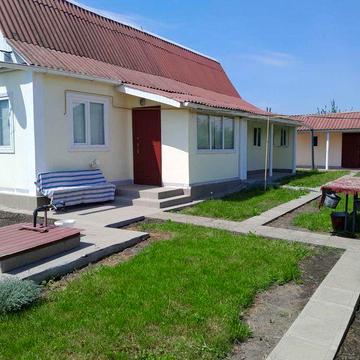 Продається садиба з будинком і присадибними будівлями.