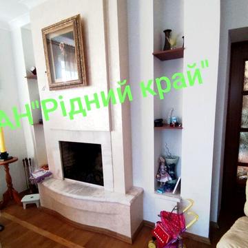 Здається солідний  будинок для інтелігентної сімї з центральною каналізацією.