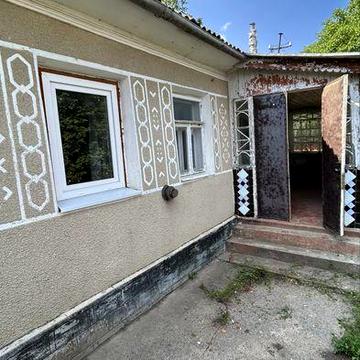Земля і Частина будинку в центрі Довжка