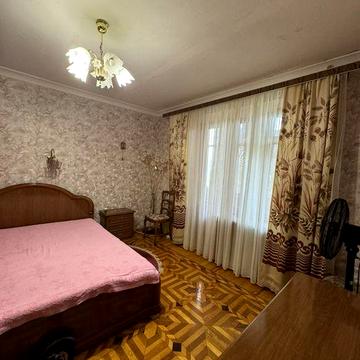 Габаритна 3 кімнатна Квартира  в пристижному  будинку. Центр міста