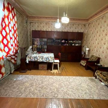 Продам 3 комнатную  квартиру ,сталинку в центре. Бассейн!