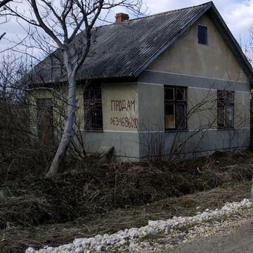 Дачна ділянка з цегляним будинком