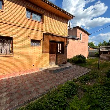 Продається дворівнева квартира в багатоквартирному будинку, в центрі міста Ромни.