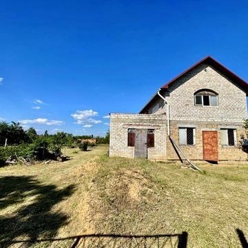 Продам будинок недобудований будинок! Варварівка! Скважина! 10 соток землі .